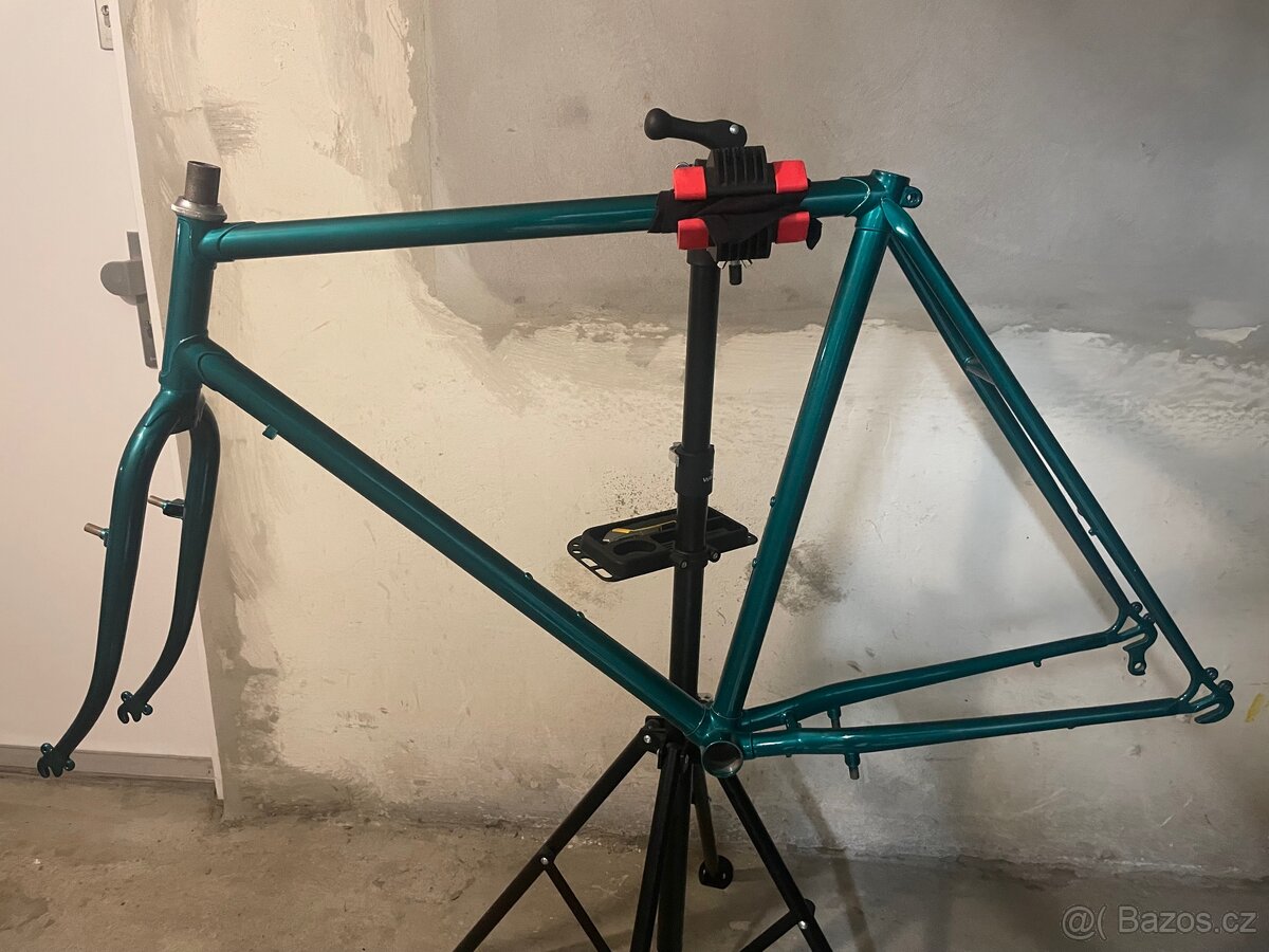 Retro ocelový rám městského kola 28”