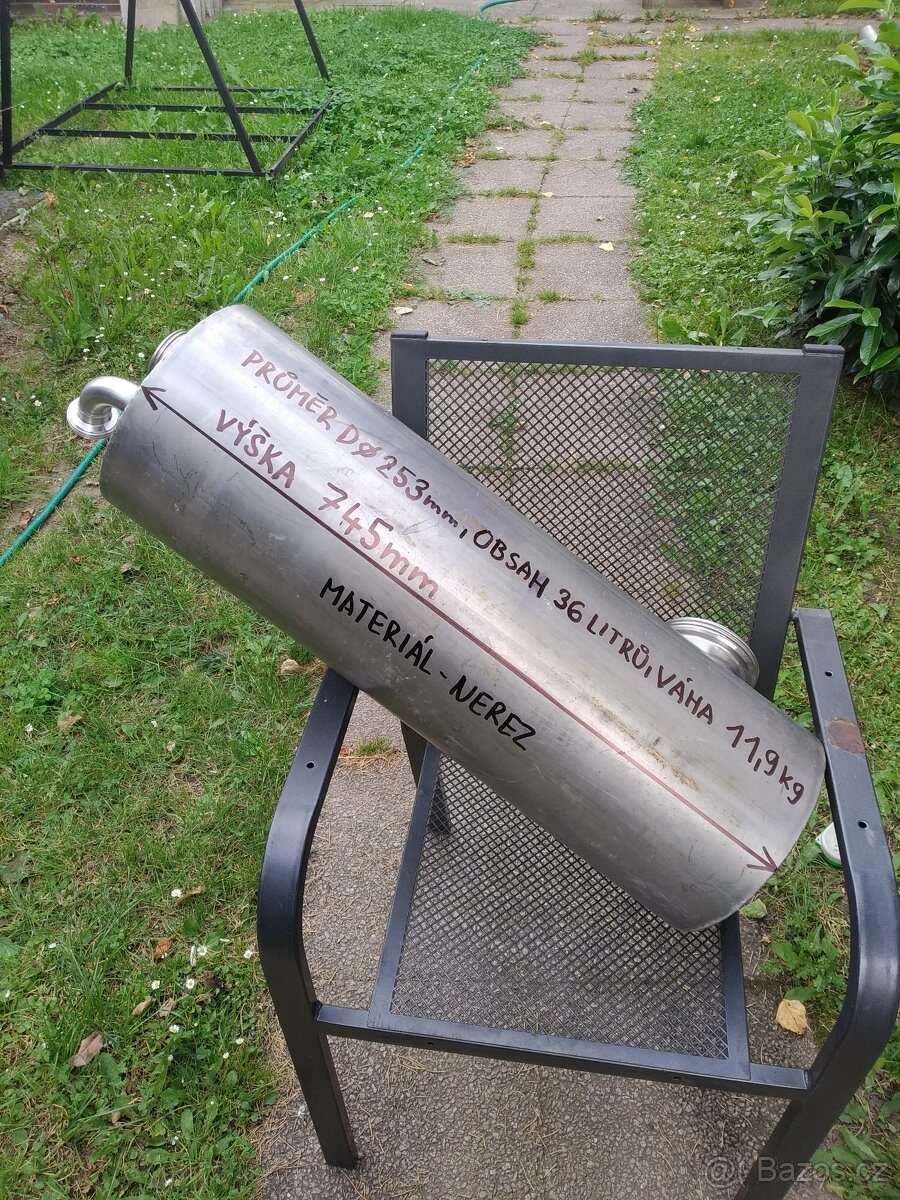 Filtrační nádoba průměr 253mm, výška 745mm. Váha 11,9kg