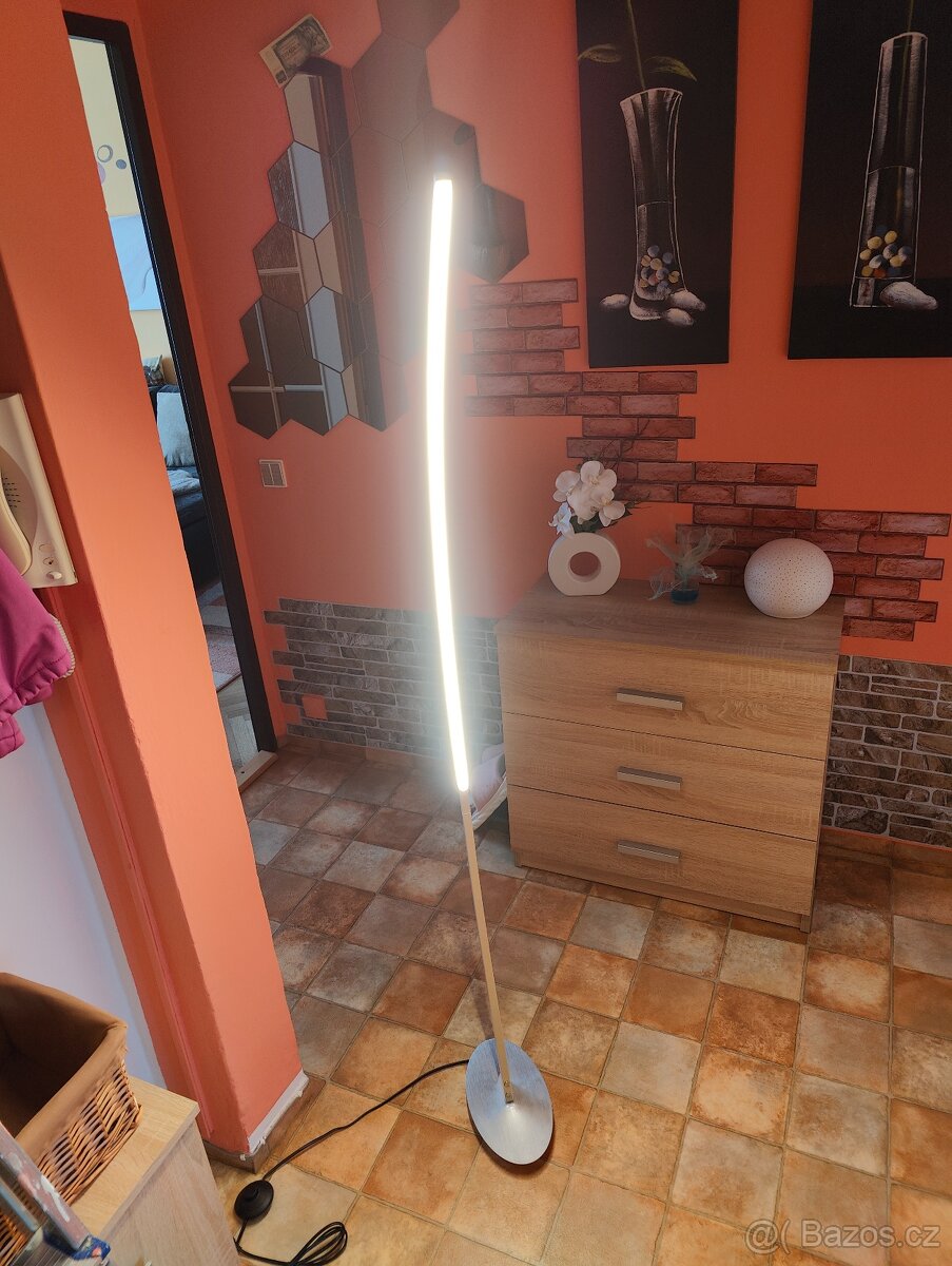 Stojací LED lampa