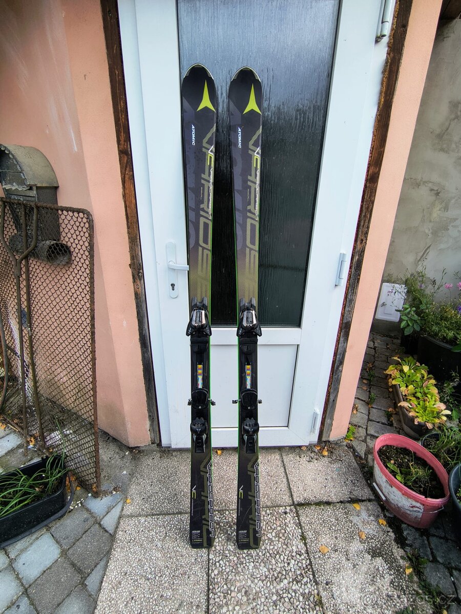 Panské lyže atomic s karbonovým jádrem