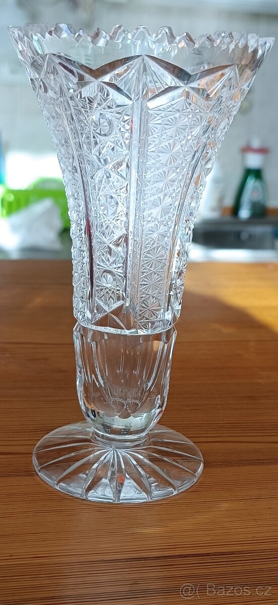 Skleněná broušená číše