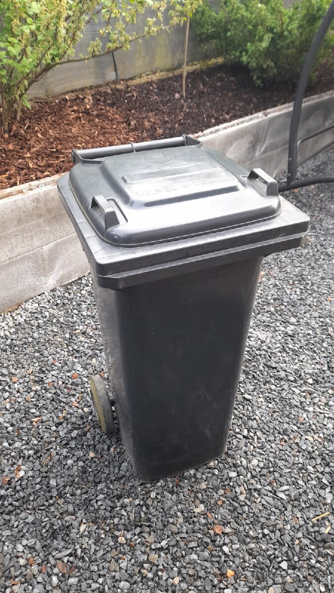 Prodám zachovalou popelnici