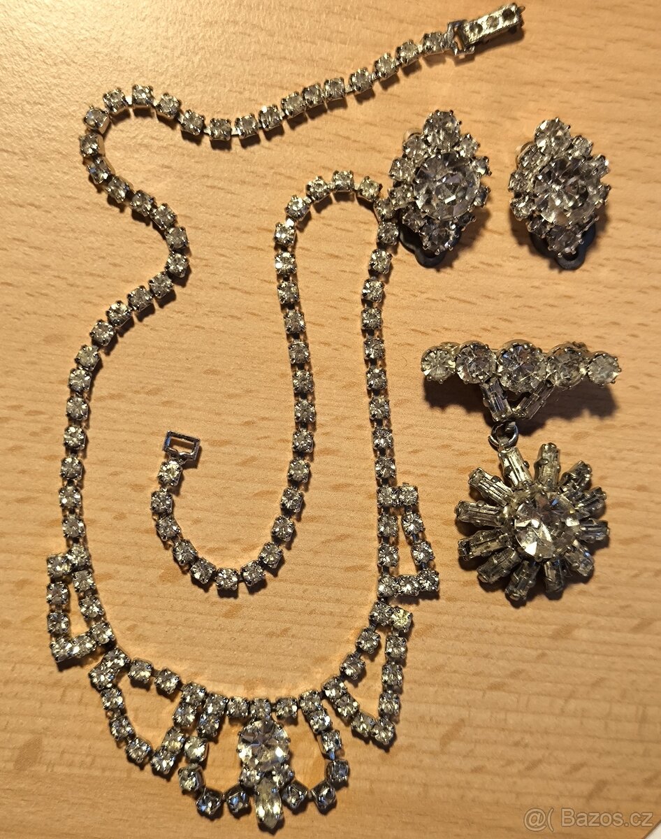 Stará souprava bižutrie - broušené sklo.