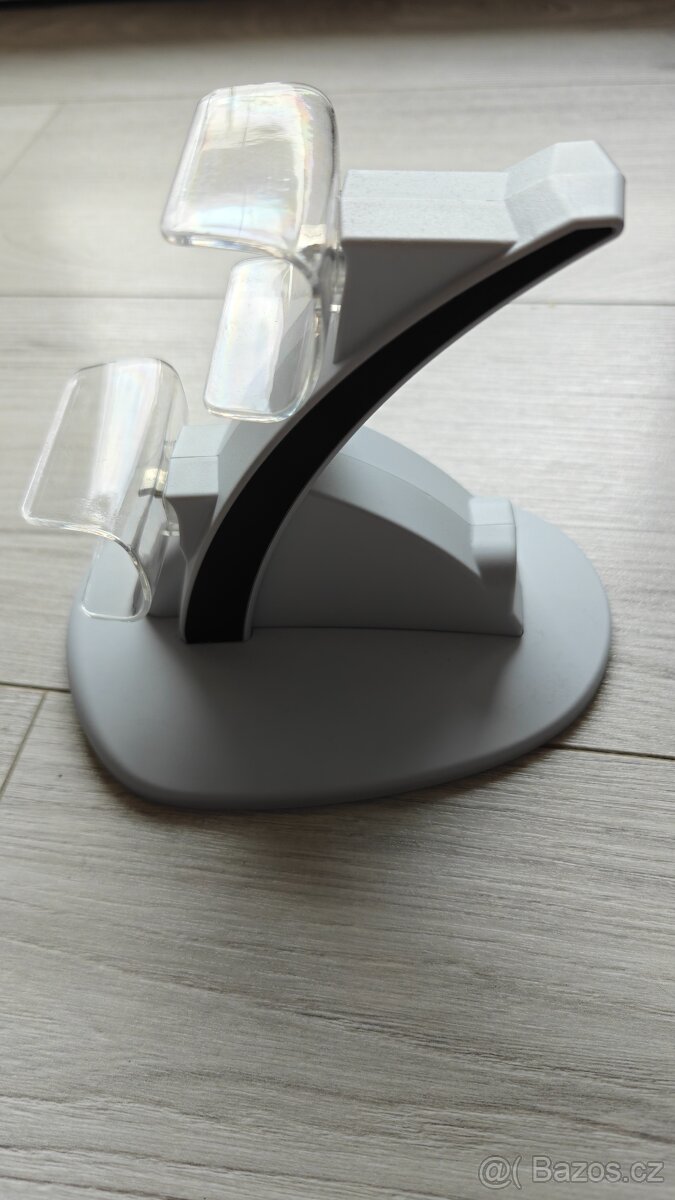 Nabíjecí stojánek pro gamepady PS5