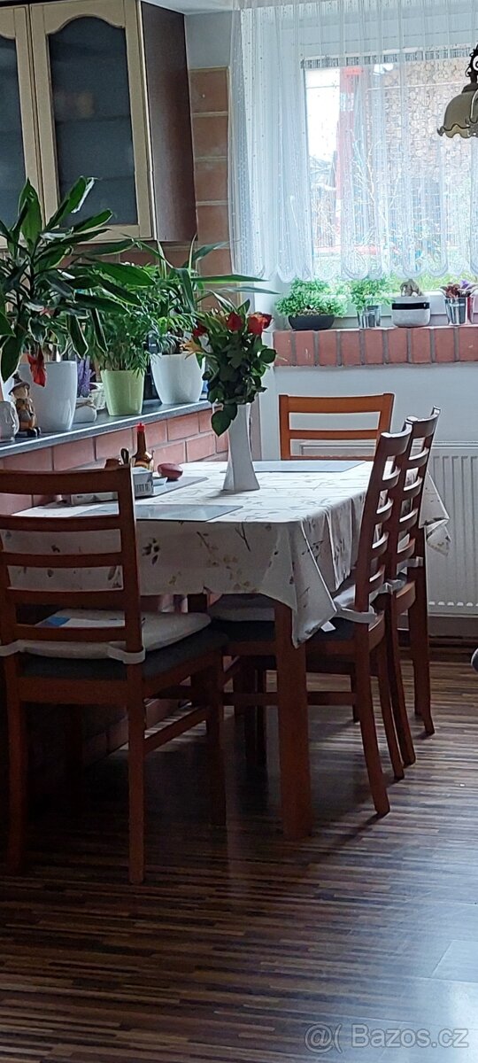 Stůl a čtyři židle