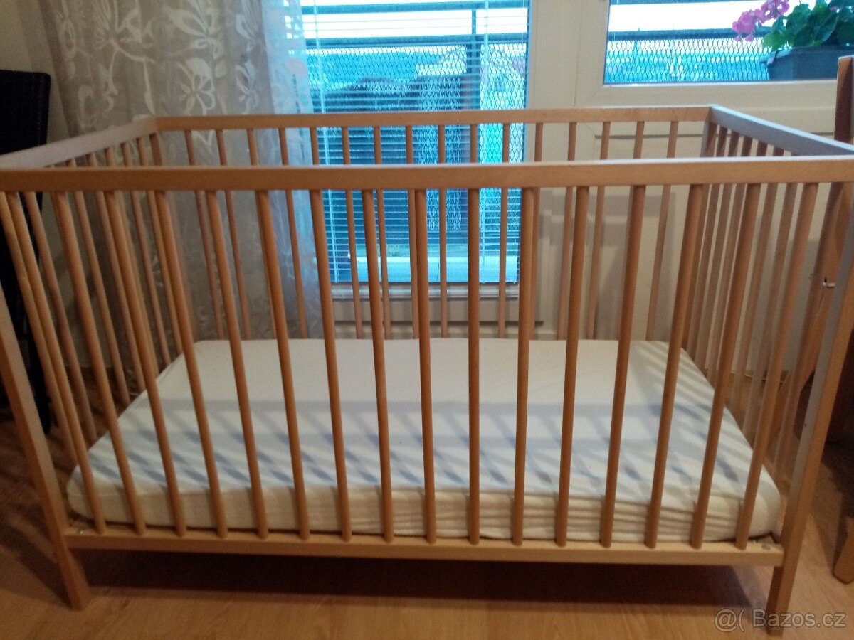 Dřevěná postýlka IKEA