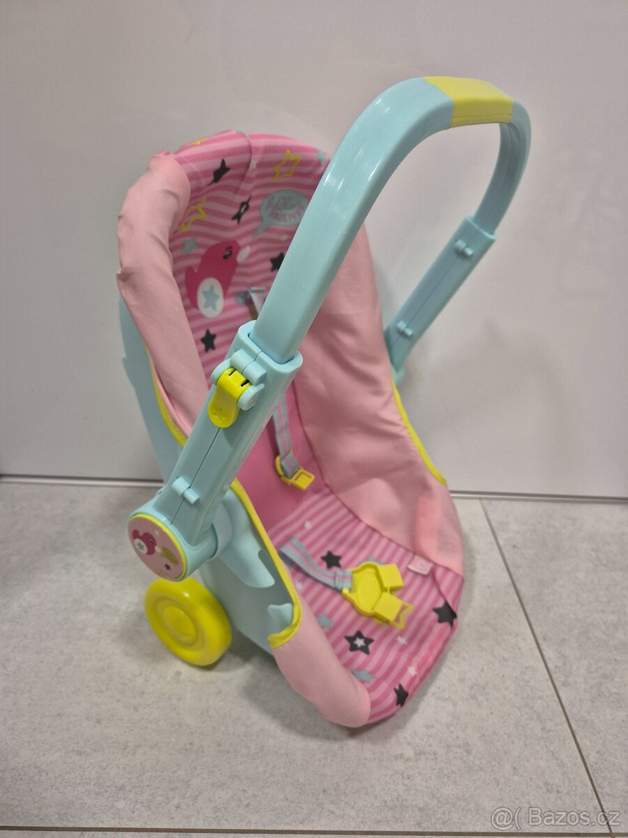 Autosedačka s kolečky pro panenky