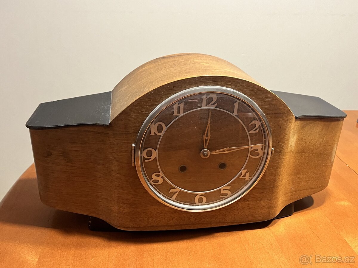 Dřevěné krbové stolní hodiny