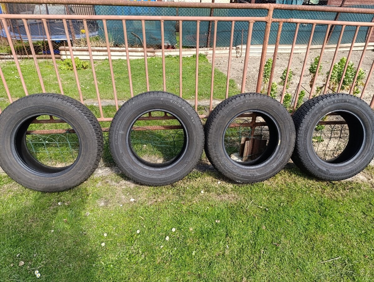 Pneu. 215/65/16