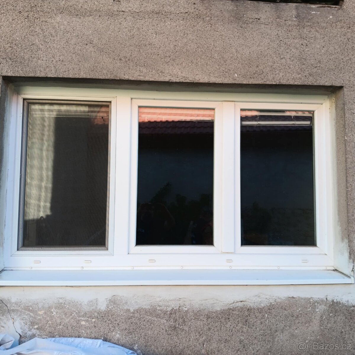 Plastové TROJKŘÍDLÉ OKNO+parapety+žaluzie
