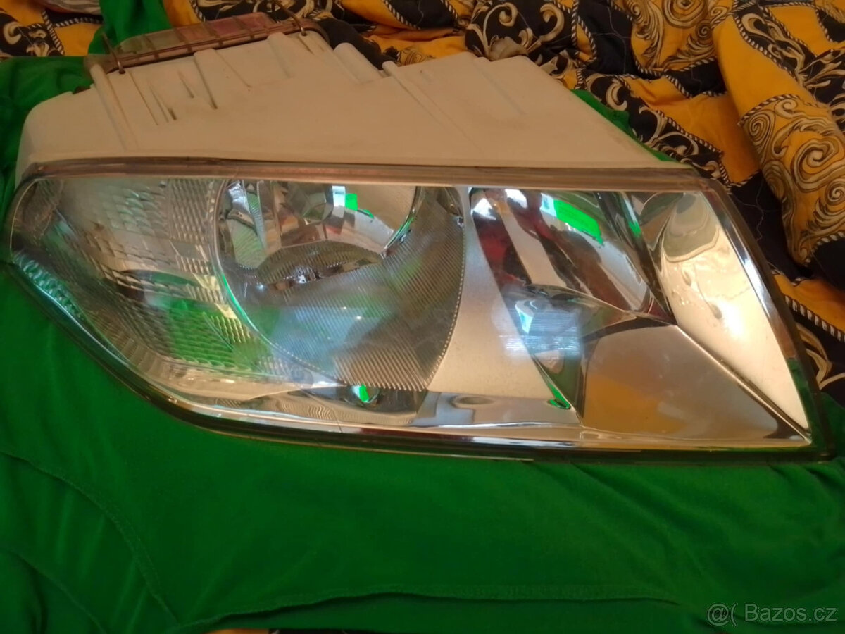 Přední světlo pravé pro Škoda Octavia 2