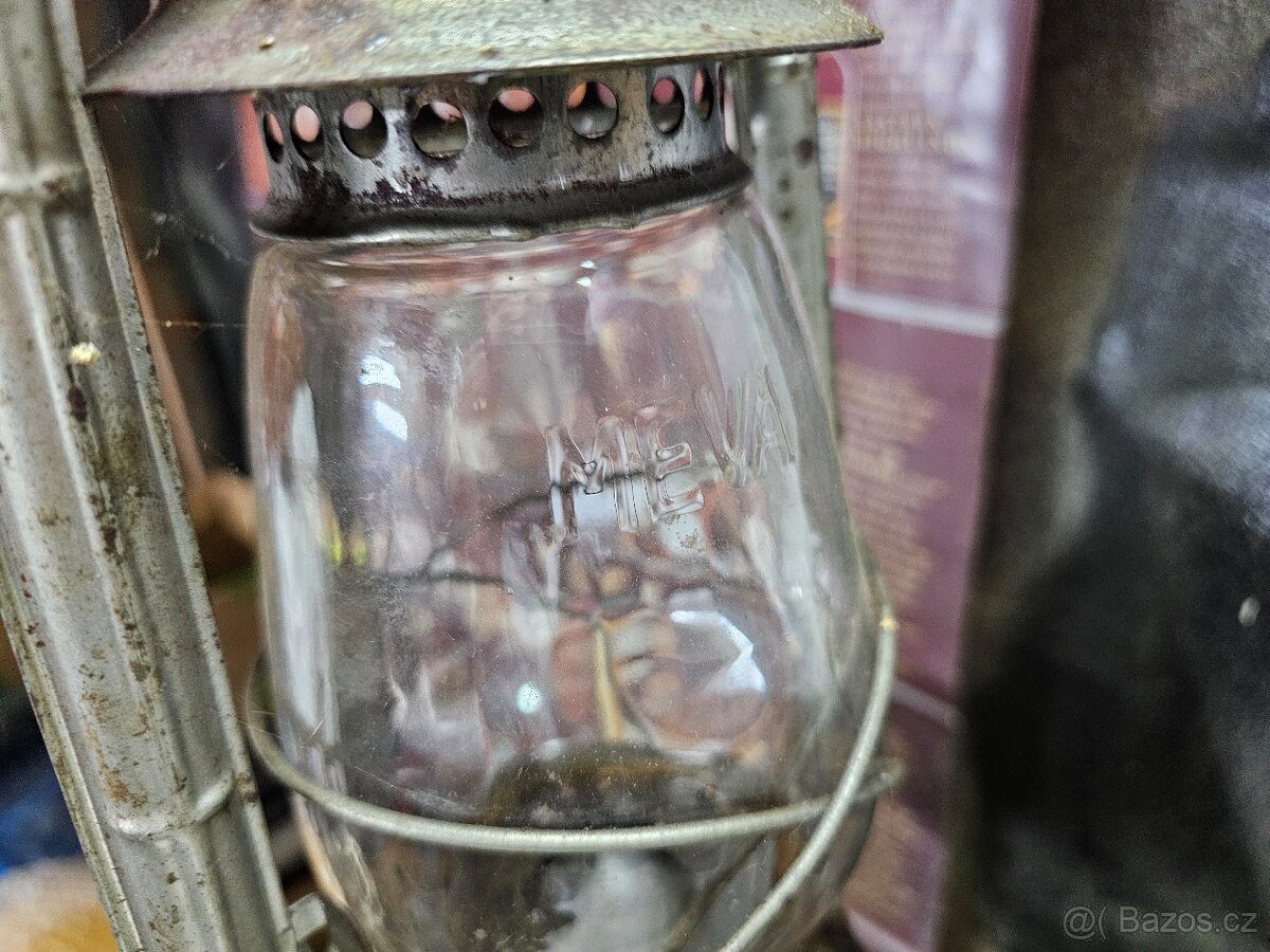 Dobova petrolejova lampa Meva