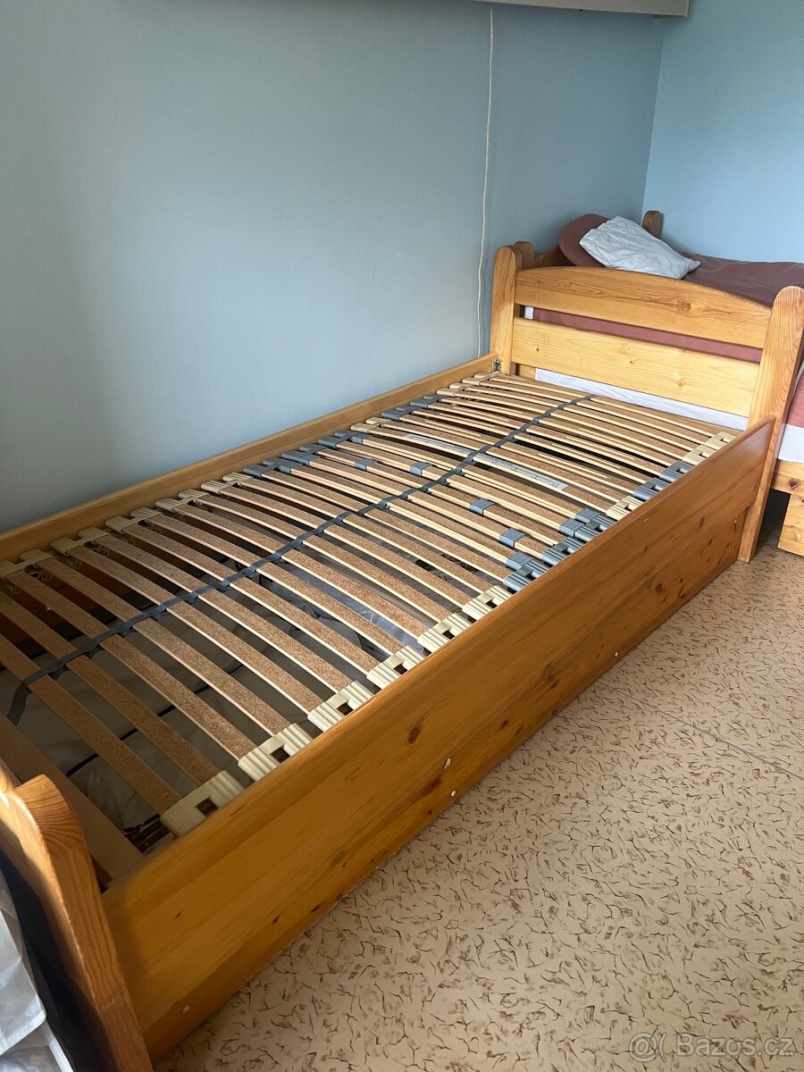 Postel s polohovacím roštěm