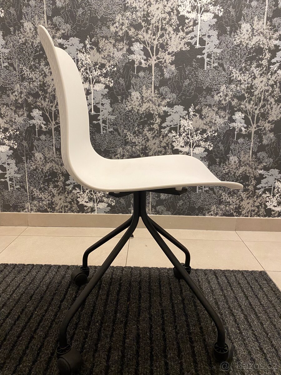 Designová bílá židle na kolečkách