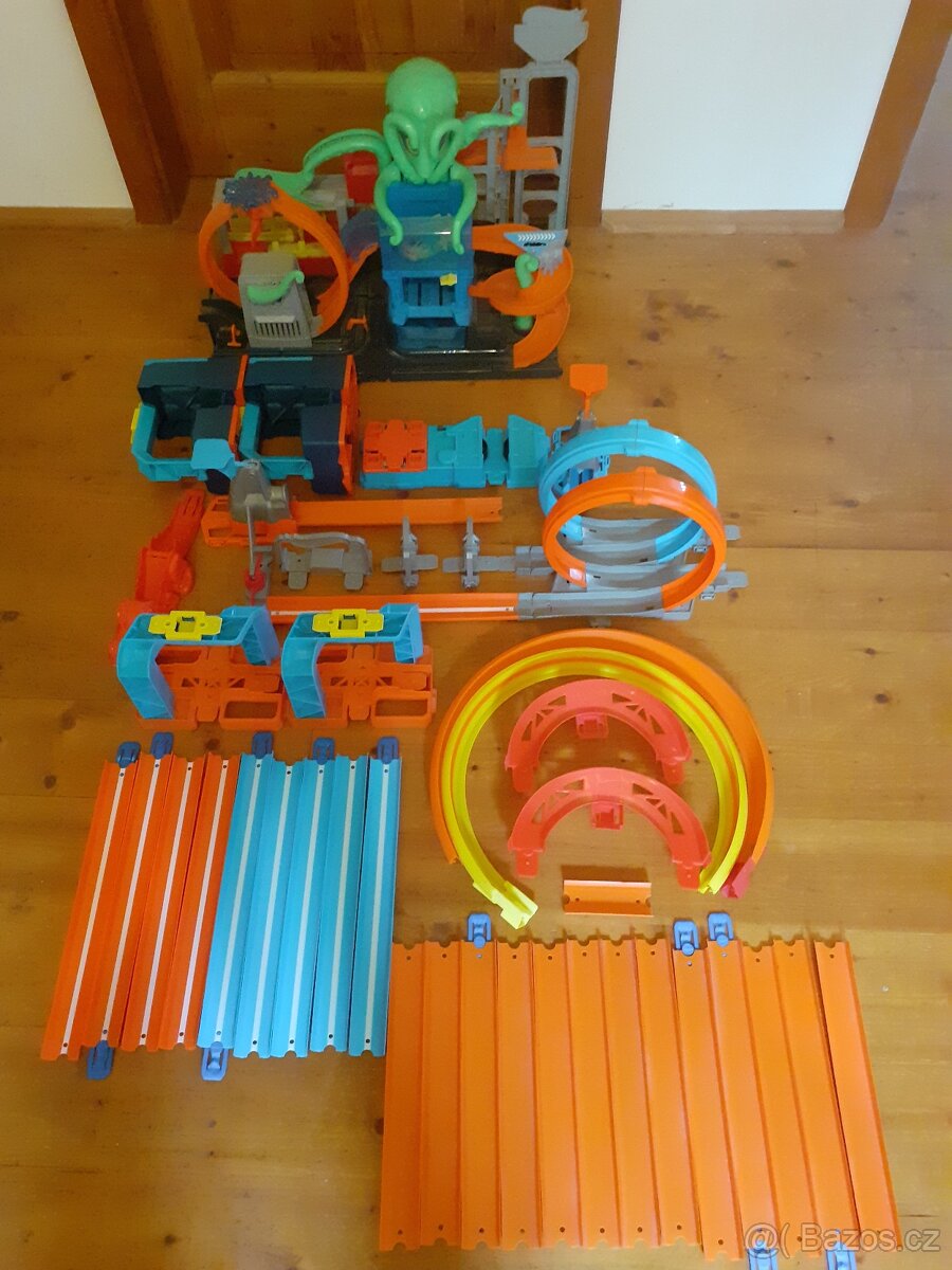 Hot Wheels dráha + zrychlovače