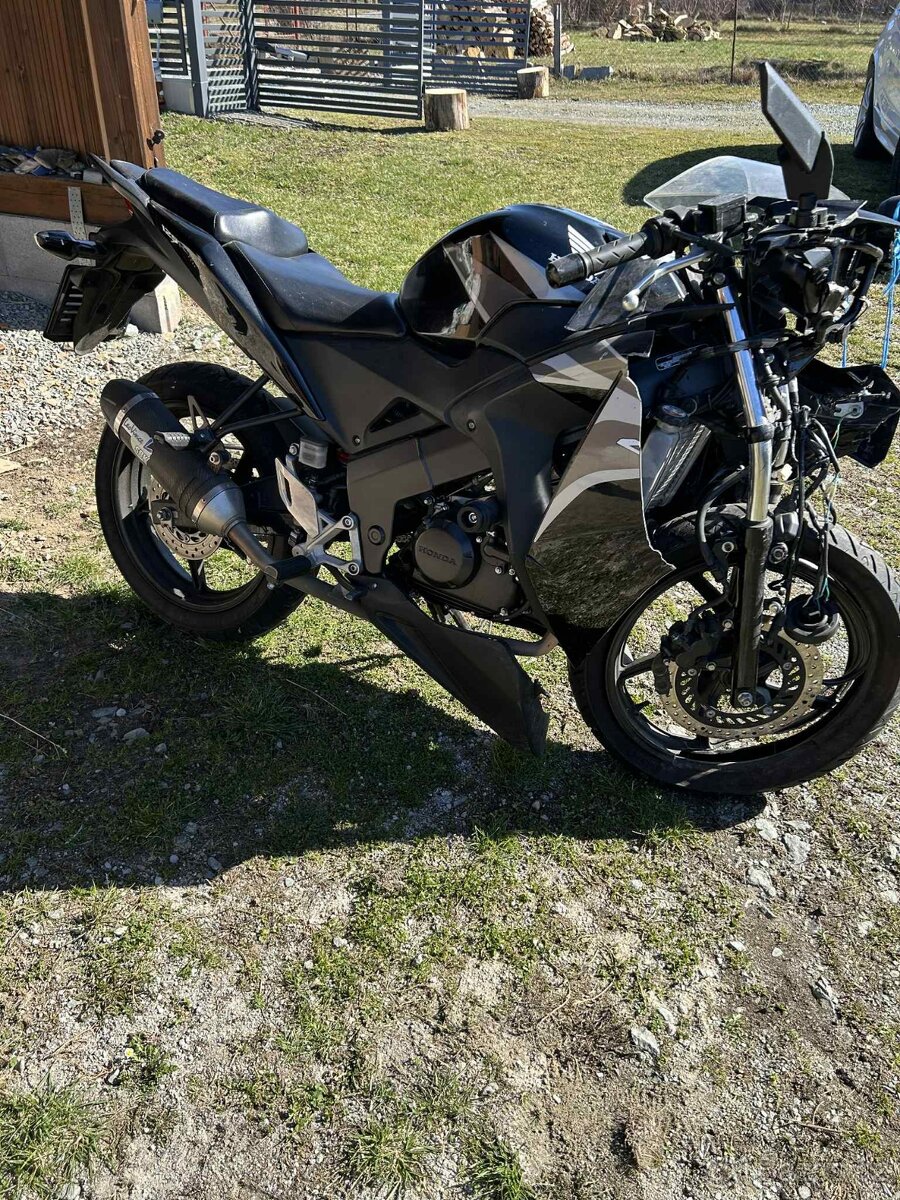 Honda CBR 125R (2012) – bouraná na předek , motor startuje