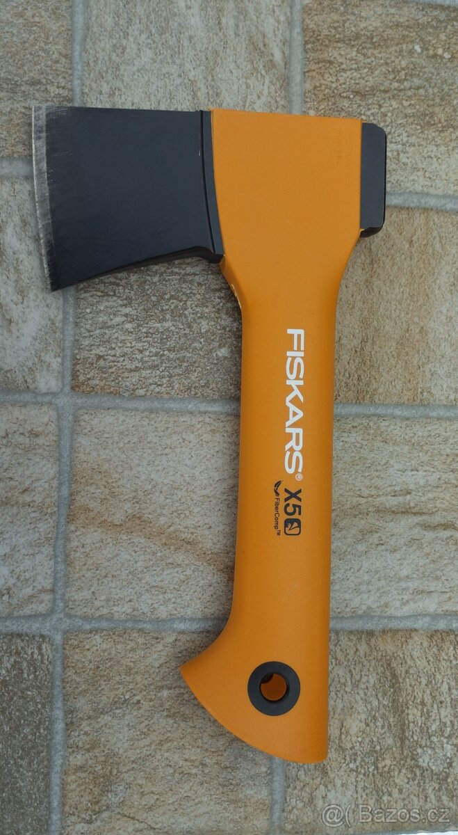 FISKARS X5 Sekera na kempovanie