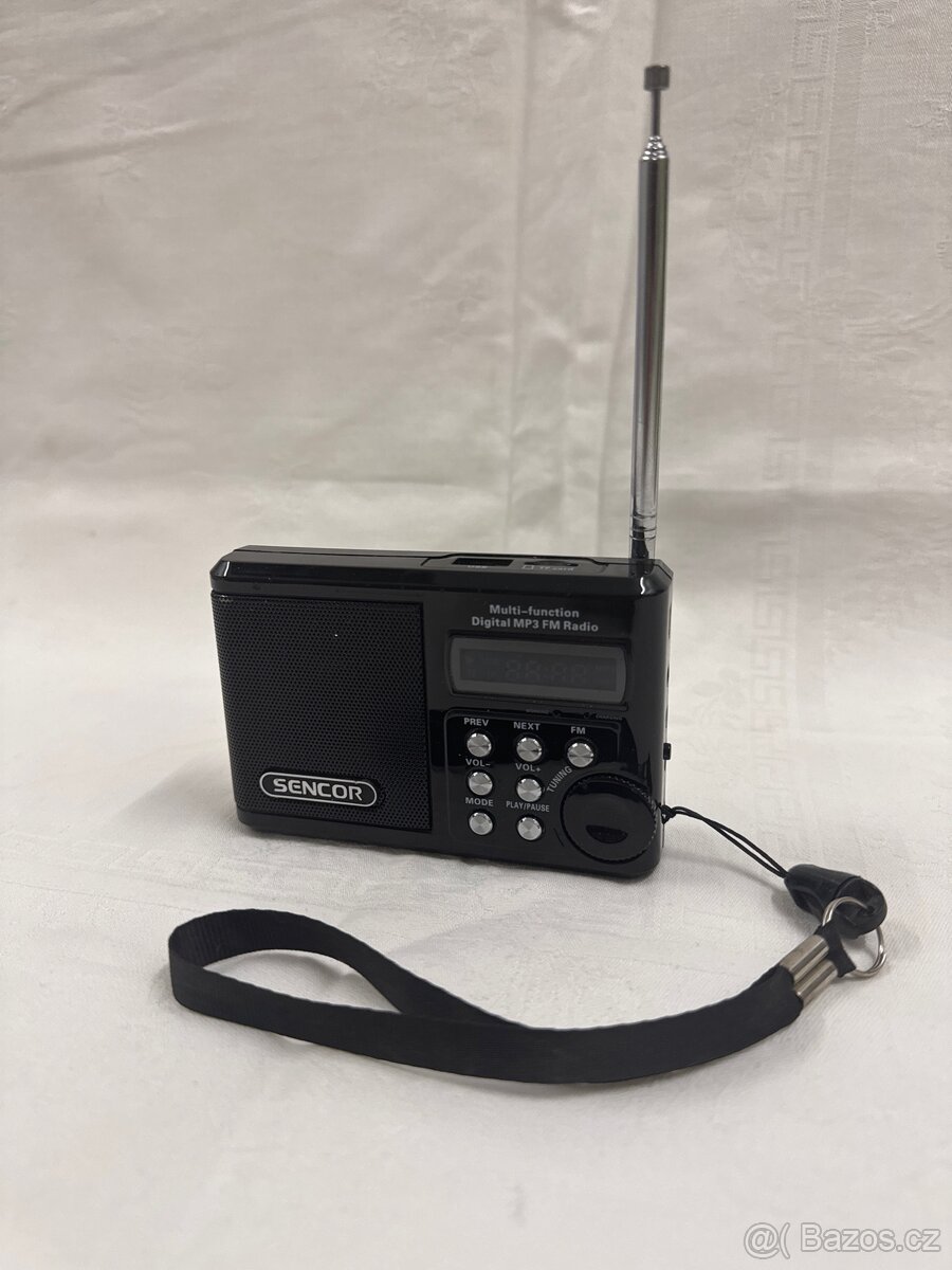 Sencor SRD 215 B/W s FM tunerem a MP3 přehrávačem.
