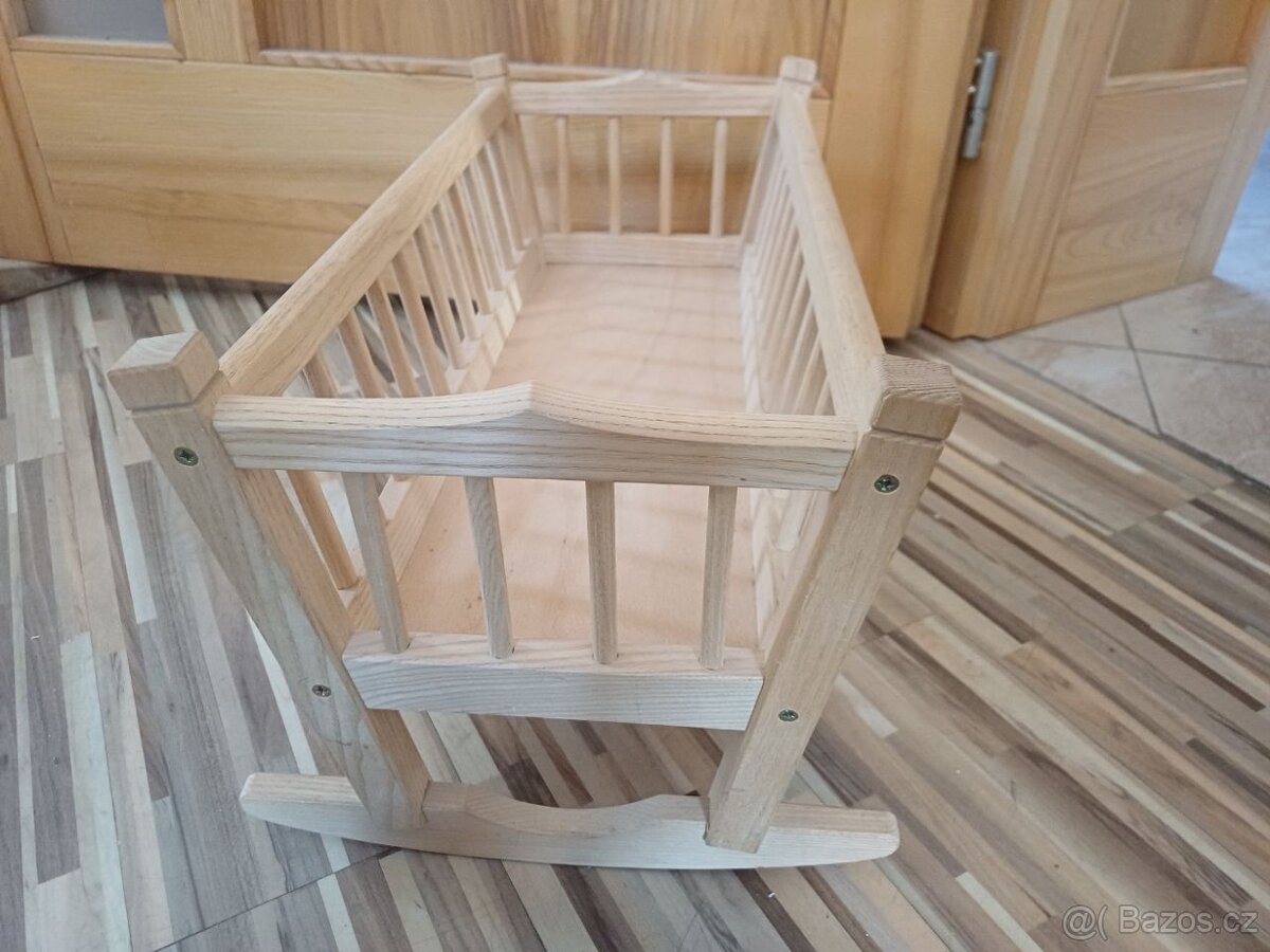 Dřevěná kolébka pro panenku z masivního dřeva