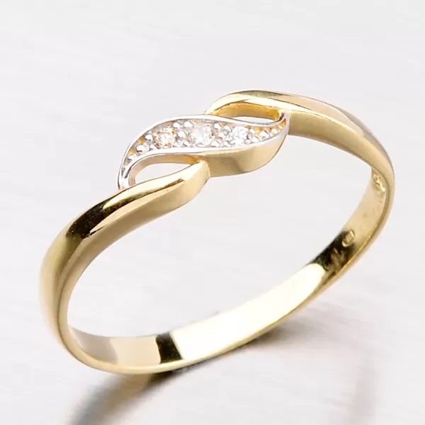 Jemný zlatý prstýnek se zirkony