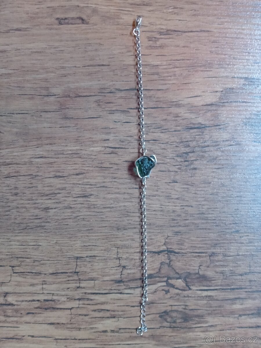 Stříbrný náramek s vltavínem