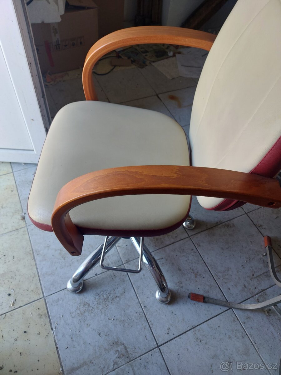 PRODÁME  kadeřncké  křeslo