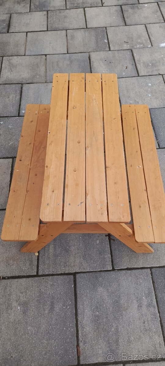Dětský stoleček z lavičkami