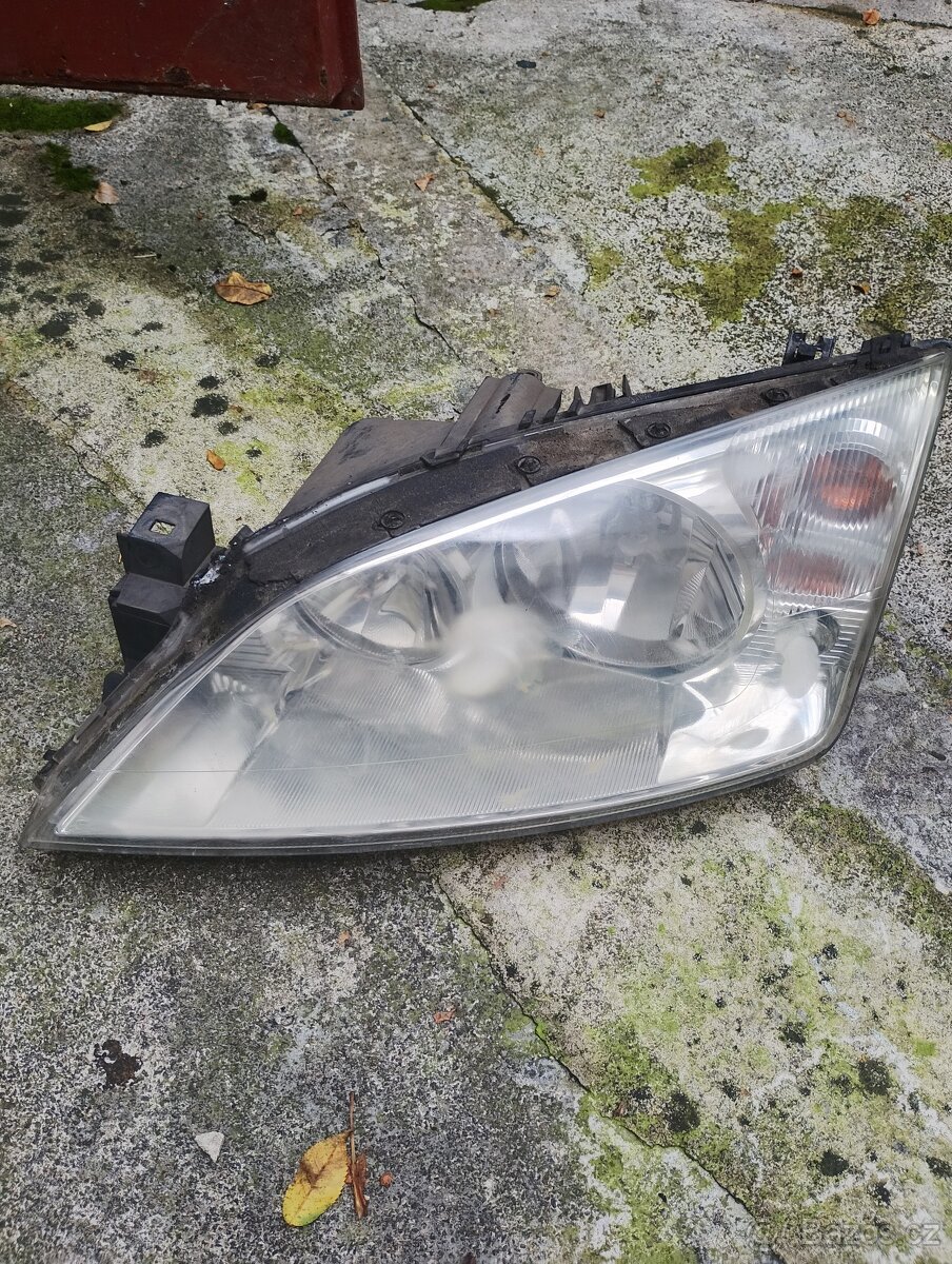 Levá přední lampa