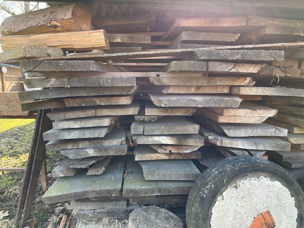 Vysušené dřevěné dubové fošny