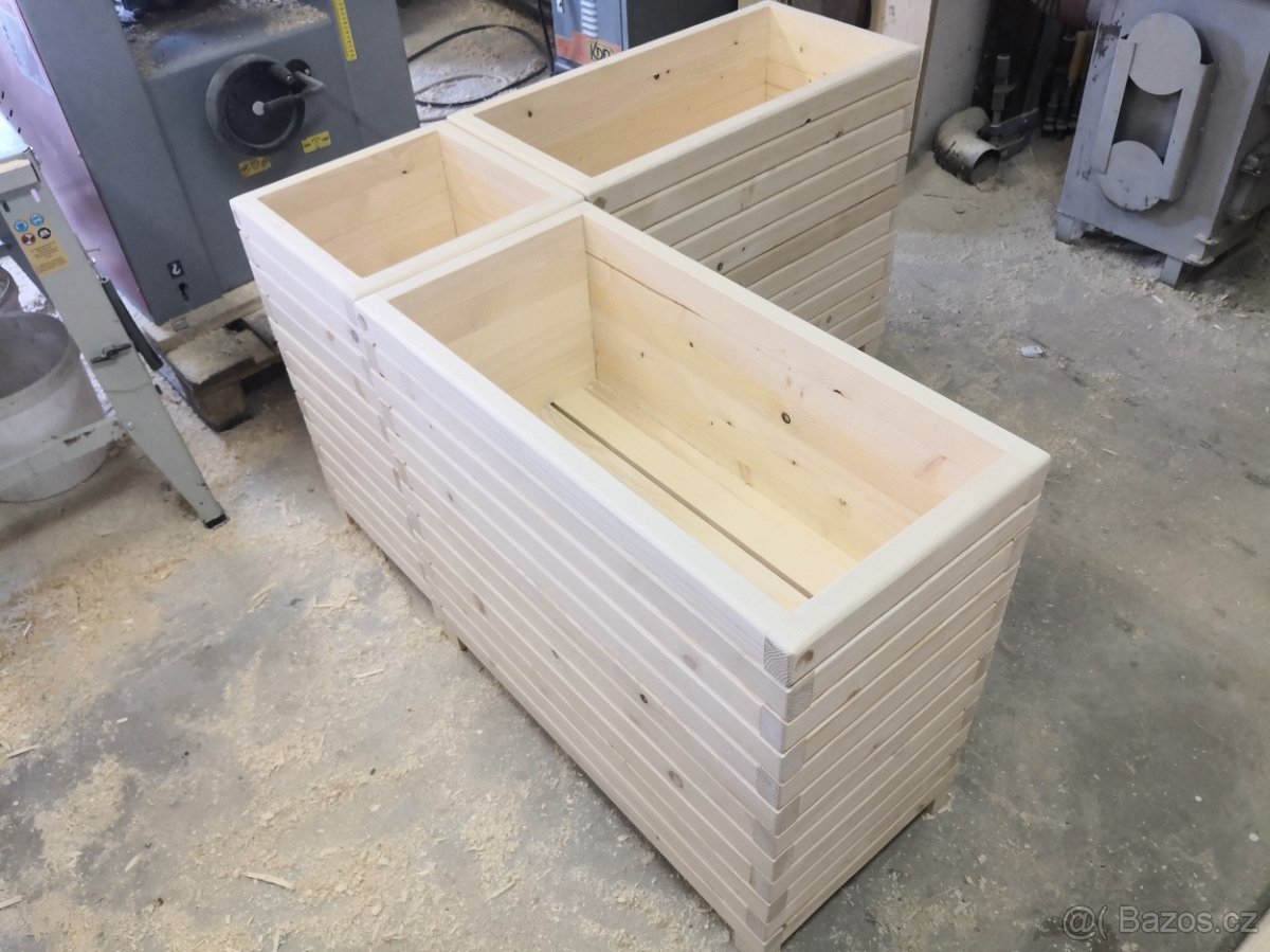 Zahradní smrkové květináče