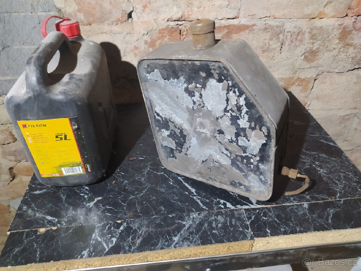 Přídavná nádrž na motorku?