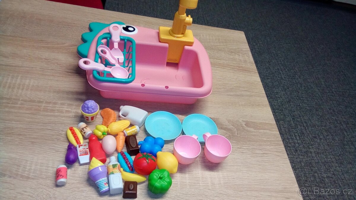 Dětská kuchyňka-dřez aj.,cena celkem
