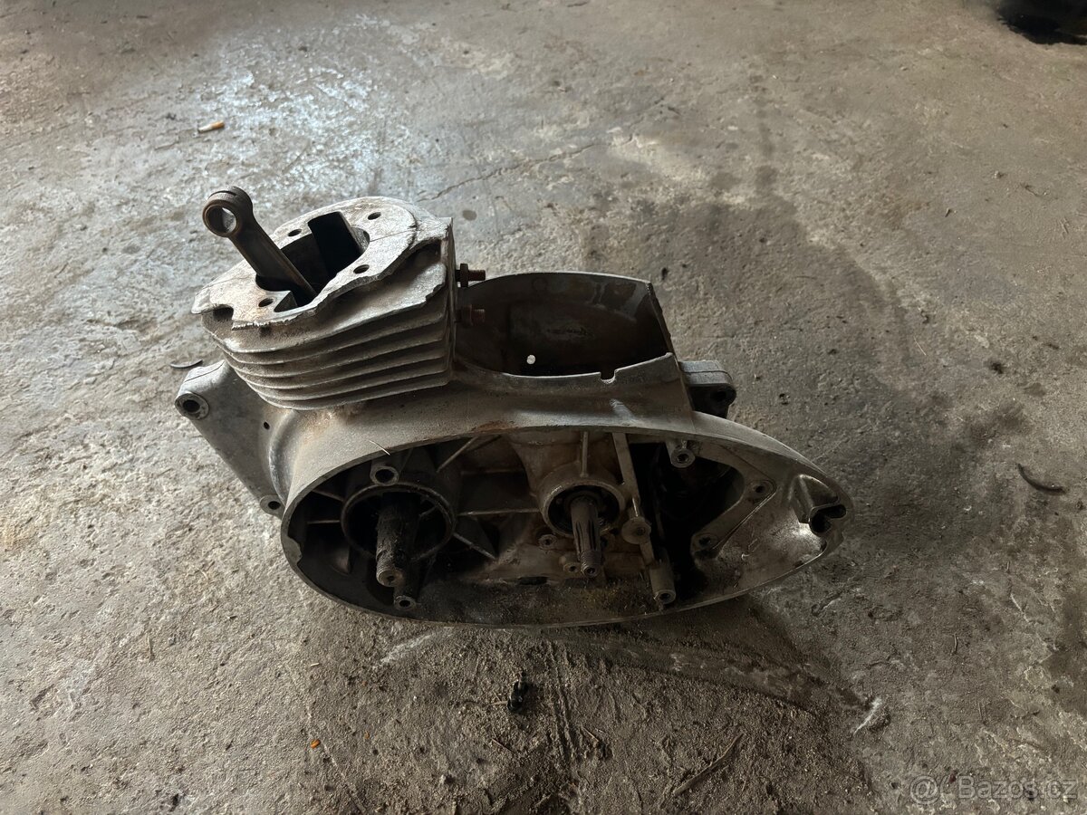 Polomotor JAWA 250 353