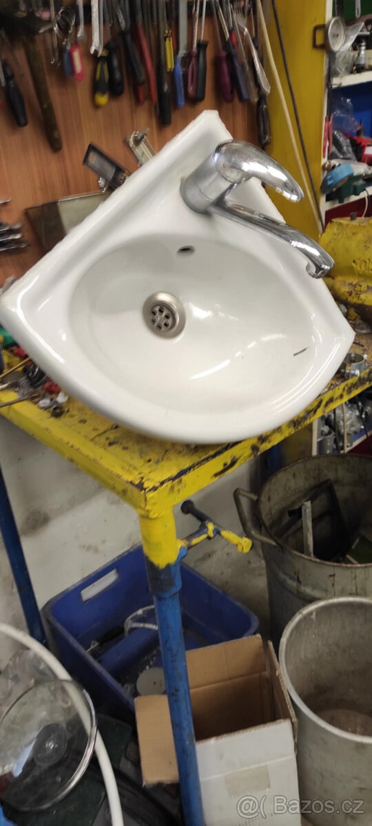 umyvadlo s bateriíí