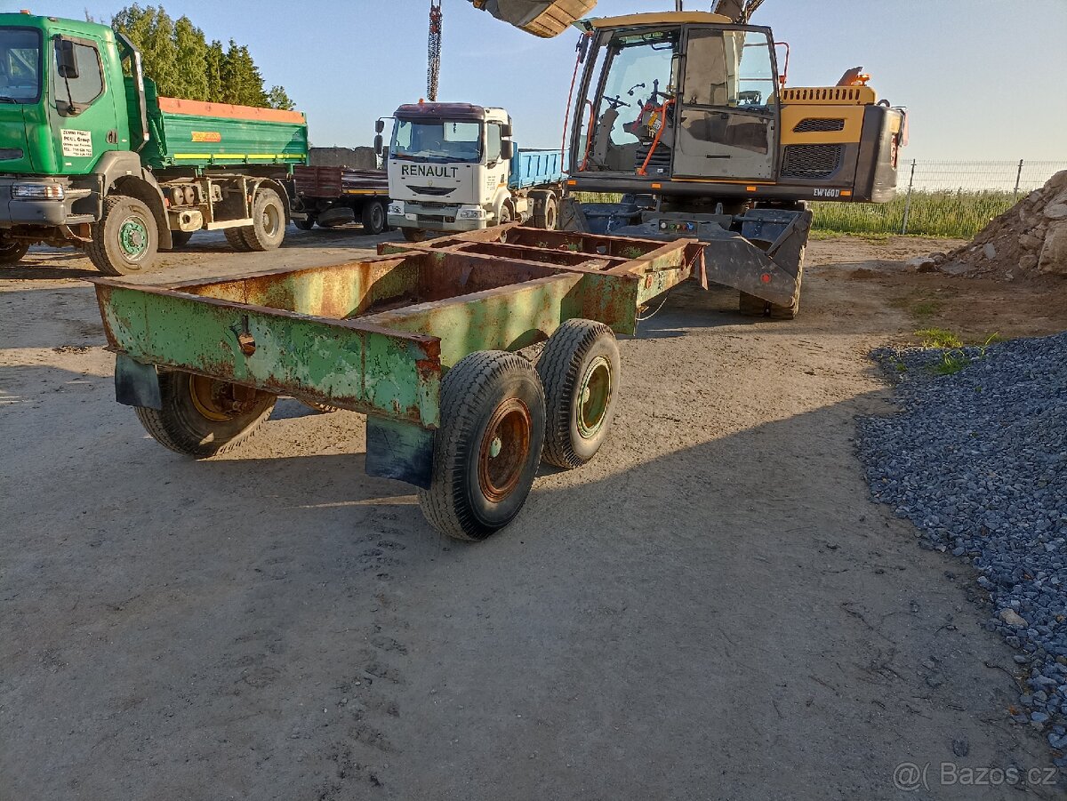 Podvozek s tandemovou nápravou z rozmetacího vozu.