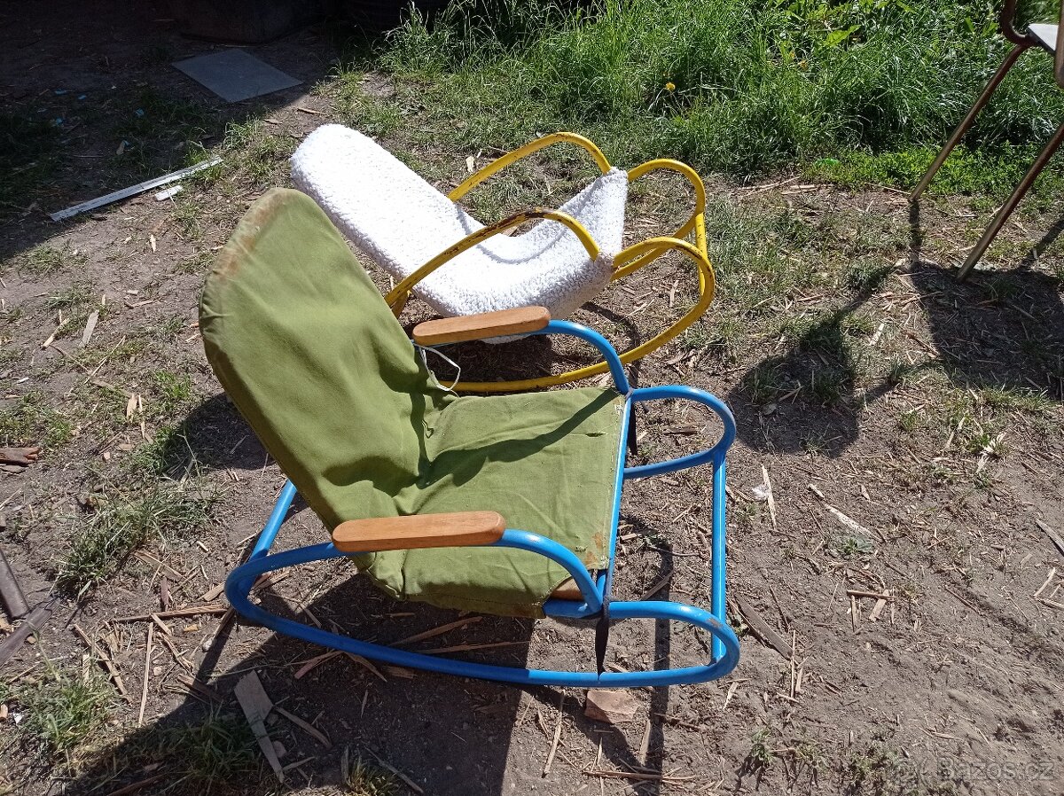 Staré křesla retro dětské
