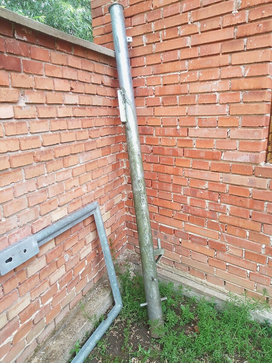 plotový sloup s brankou