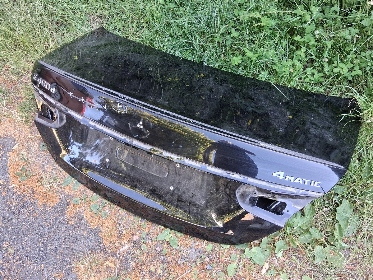 Mercedes e zadni viko kufru