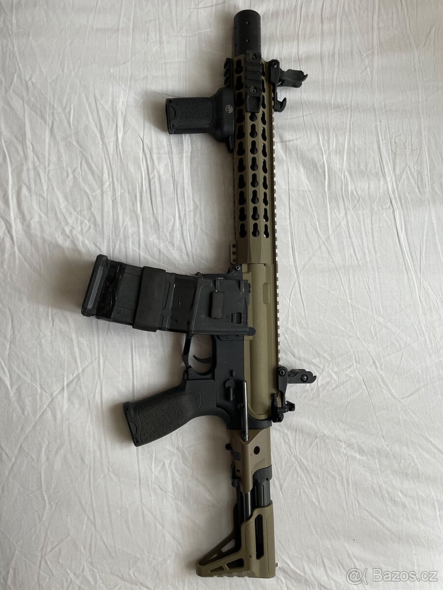 Airsoftová zbraň M4 + vybavení