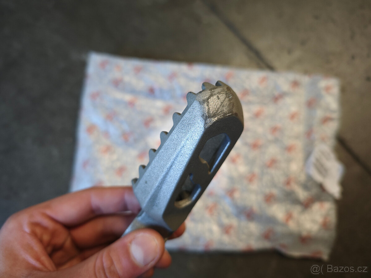 Ducati Multistrada V2 S 46411171AA levá stupačka