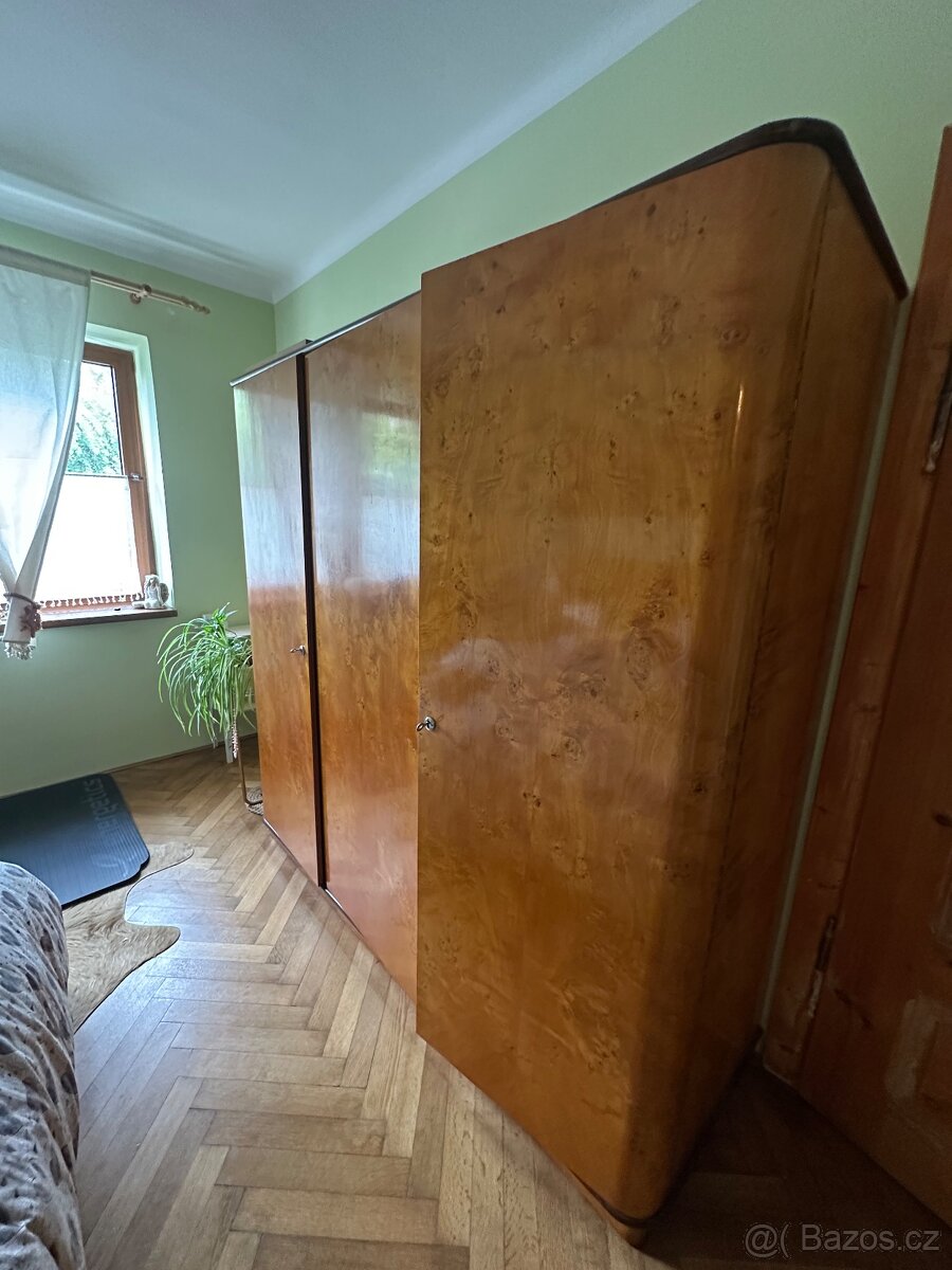 Starožitná skříň trojdílná