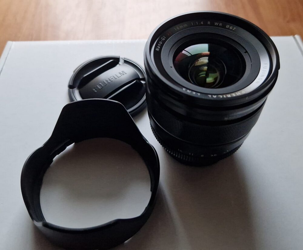 Téměř nepoužívaný objektiv Fujinon XF 16mm f1.4 R WR