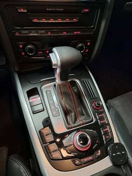 Radiaca páka pre DSG automat AUDI / čierna biela červená nit