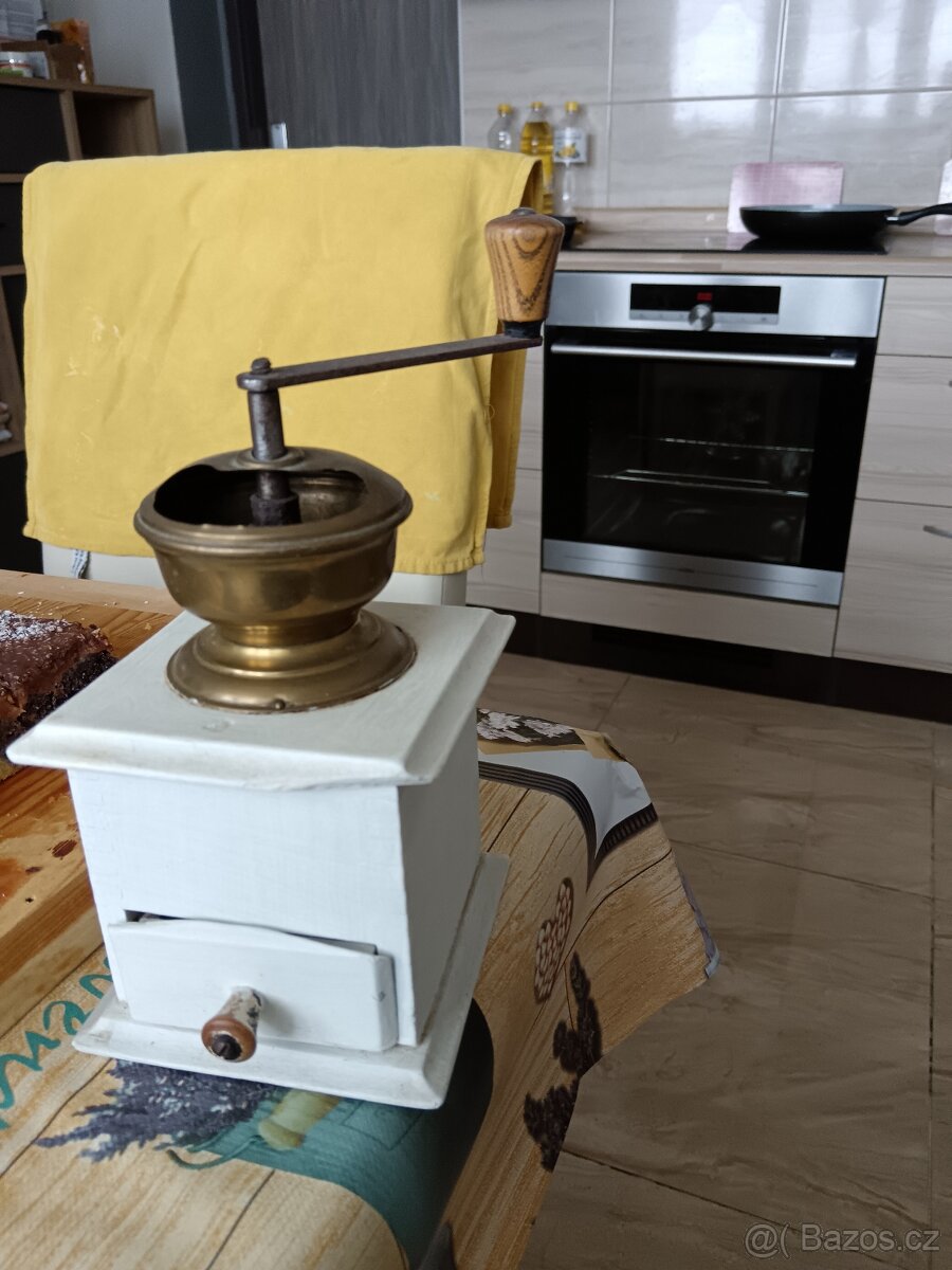 Starožitny kávový mlýnek