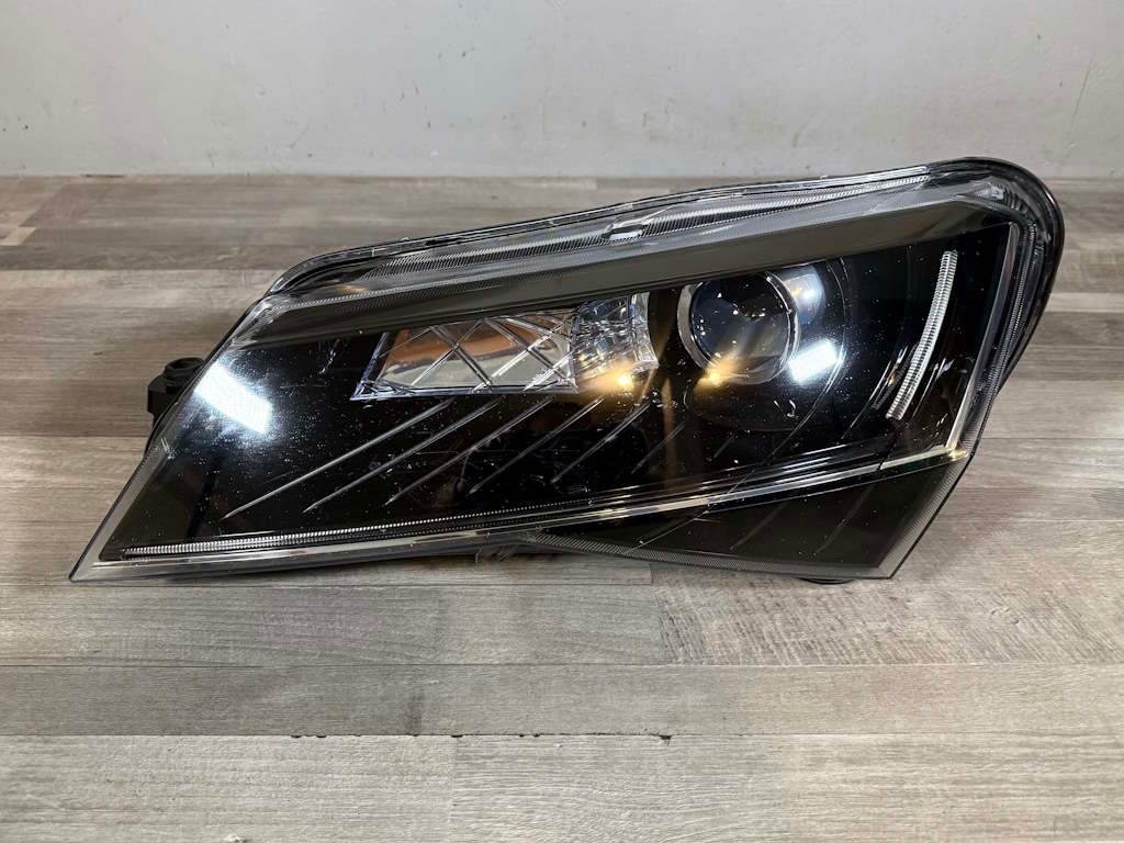 ŠKODA SUPERB 3 2015-2019 - světlo xenon LP - 3V1941015A