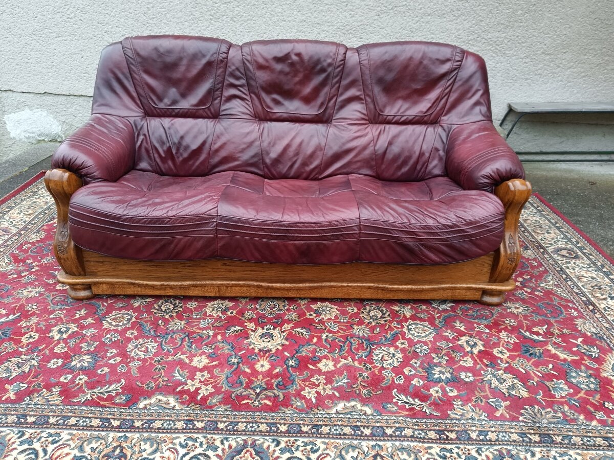 Rustikální kožený gauč .