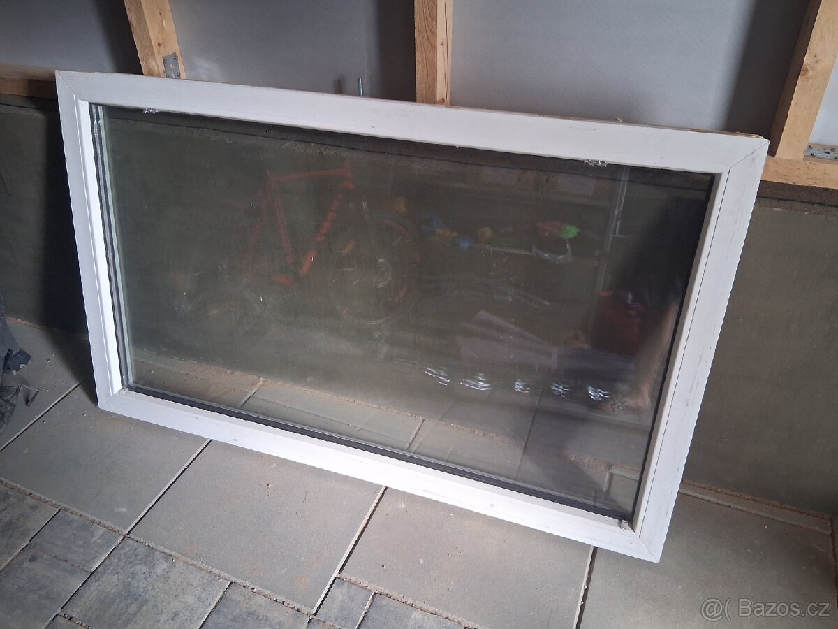 Plastové fixní okno 90x150 cm