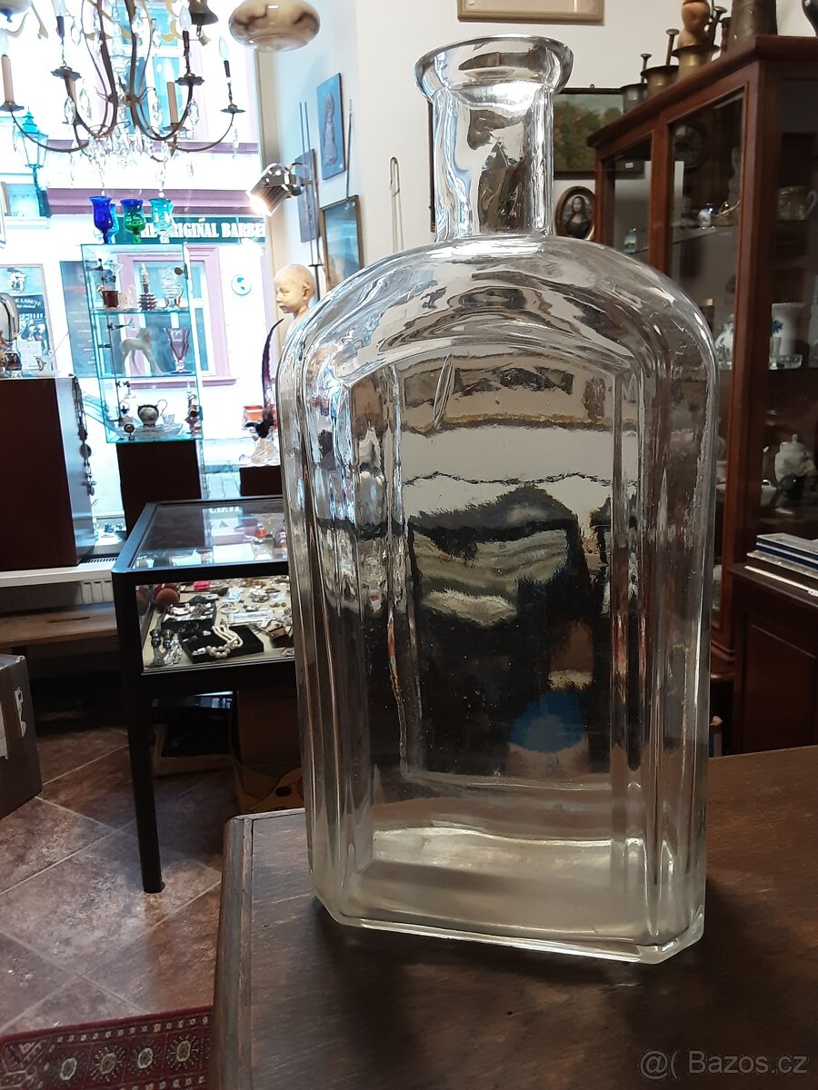 Starožitná skleněná hranatá láhev
