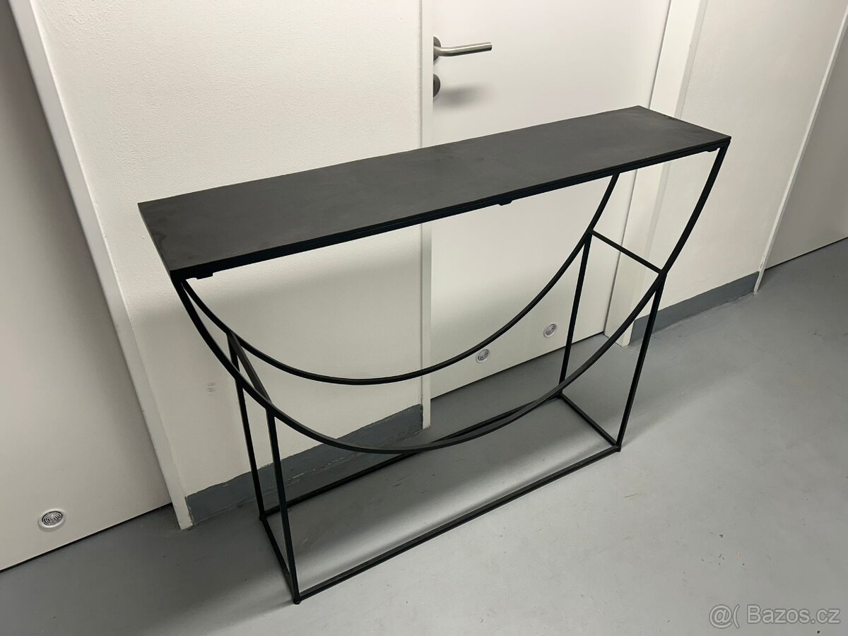 Konzolový stolek