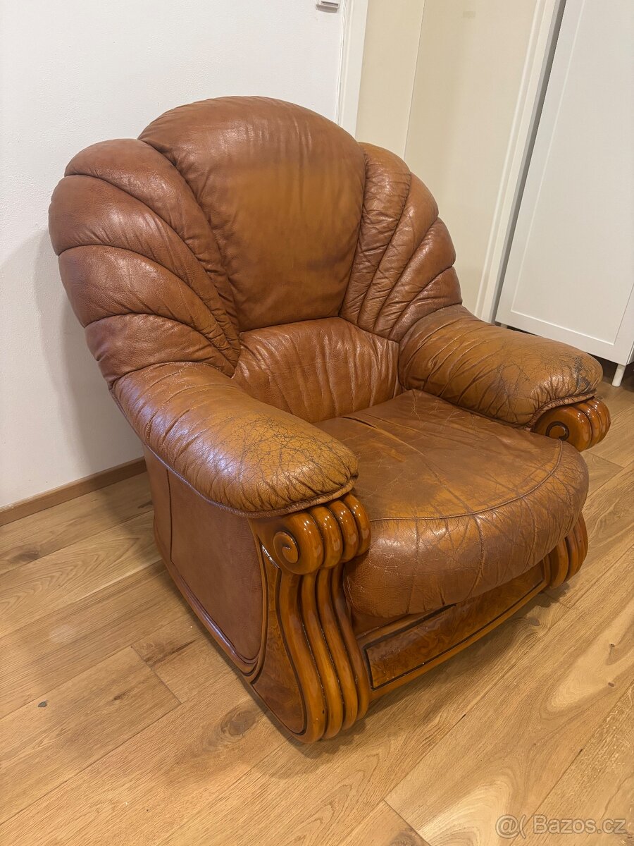 kožené křeslo